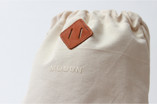 Modun cru detalhe logo