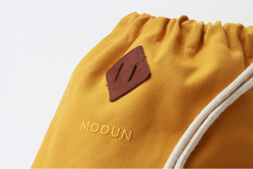 Modun mostarda detalhe logo